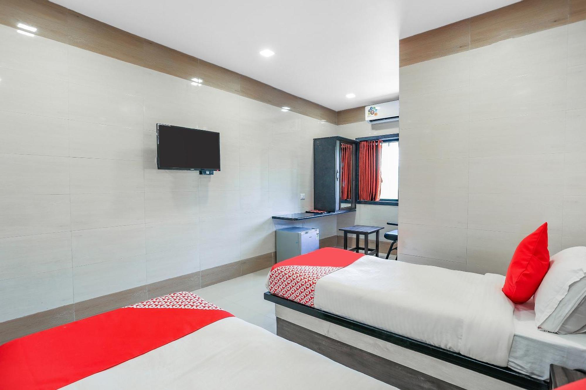 Oyo 10697 Hotel Suraj Inn Surat Exterior photo