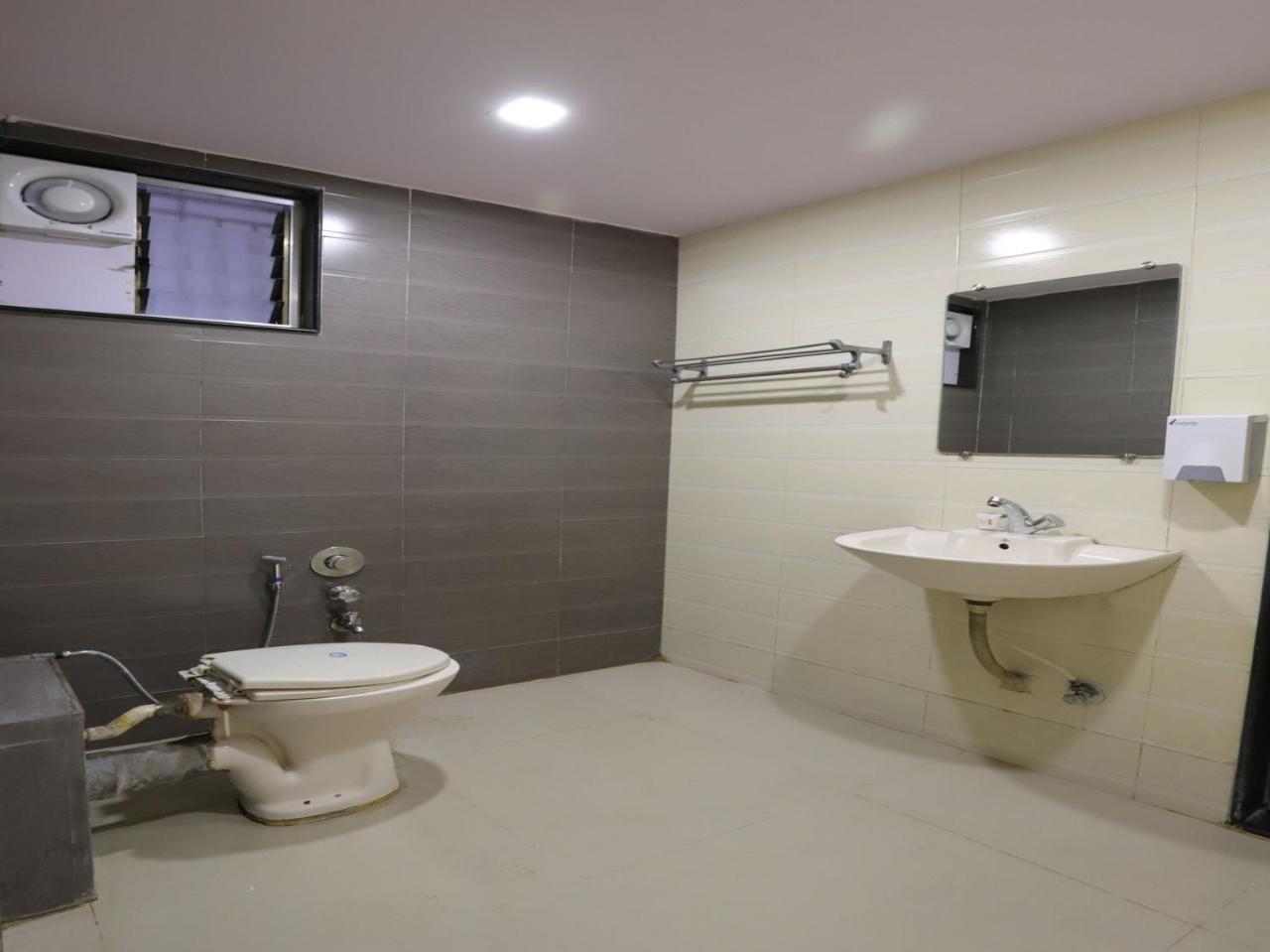 Oyo 10697 Hotel Suraj Inn Surat Exterior photo