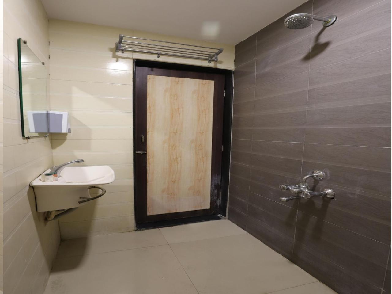 Oyo 10697 Hotel Suraj Inn Surat Exterior photo