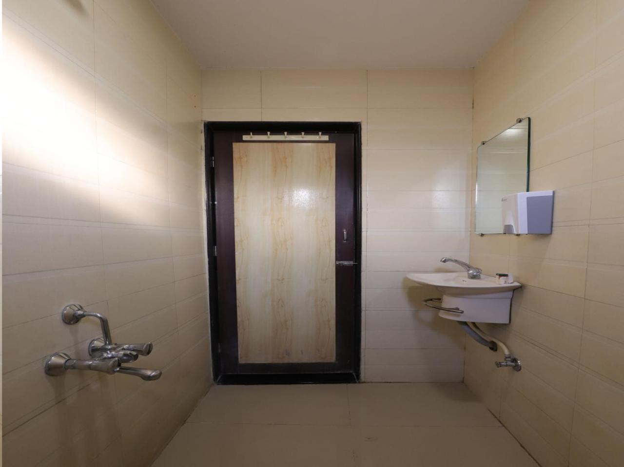 Oyo 10697 Hotel Suraj Inn Surat Exterior photo