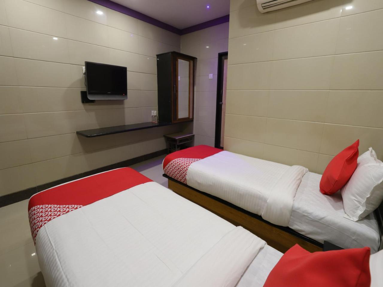 Oyo 10697 Hotel Suraj Inn Surat Exterior photo