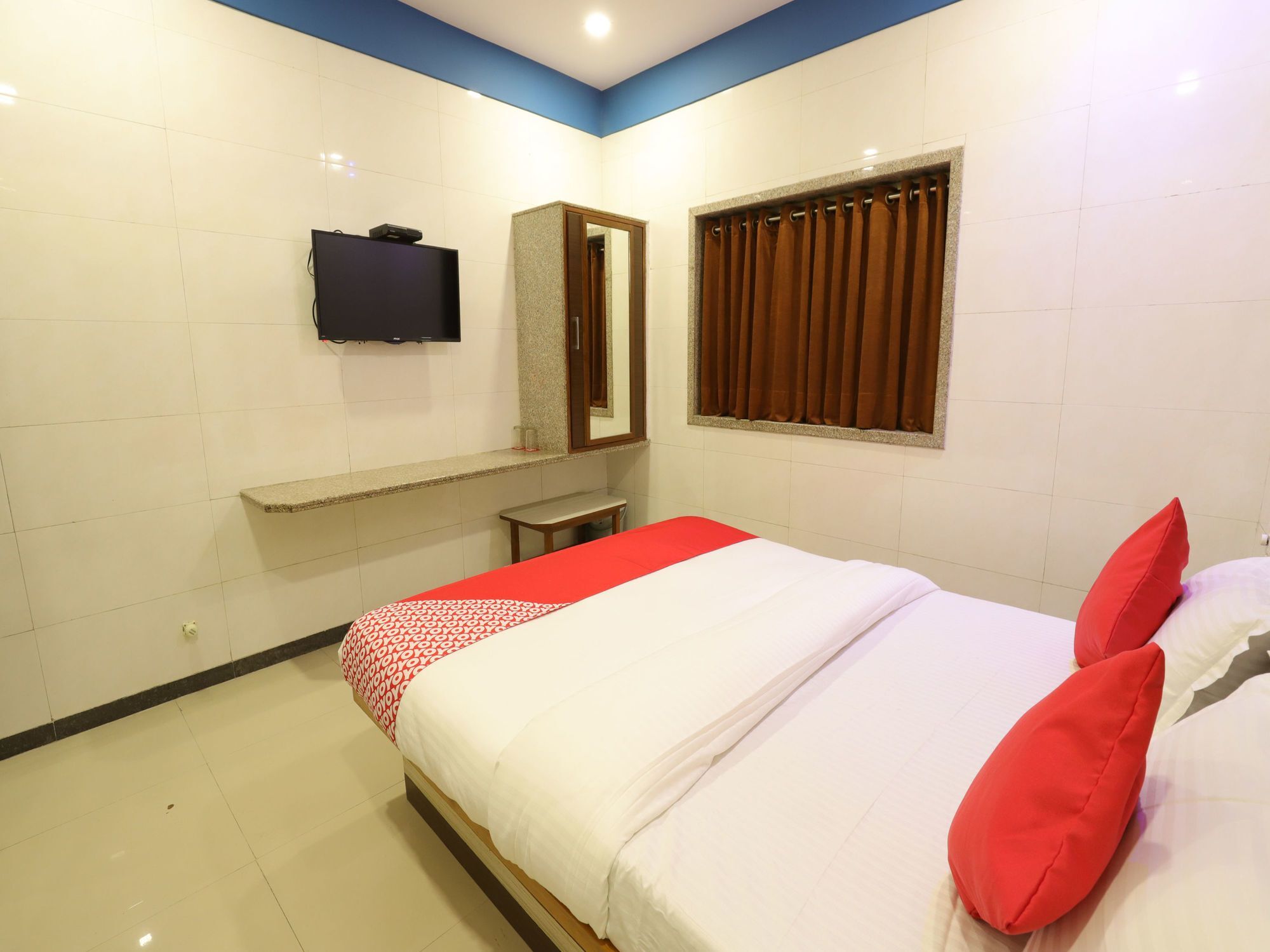 Oyo 10697 Hotel Suraj Inn Surat Exterior photo