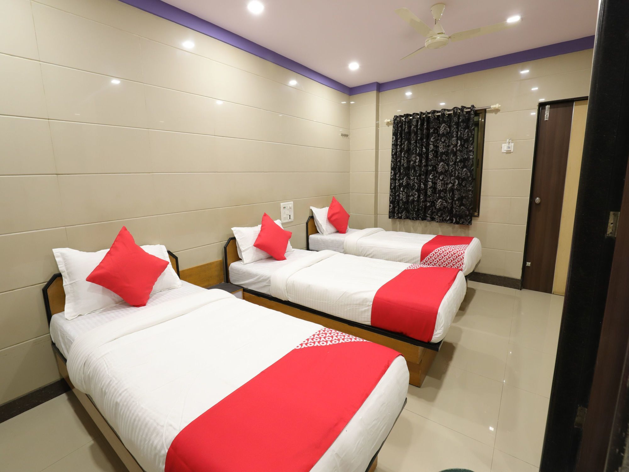 Oyo 10697 Hotel Suraj Inn Surat Exterior photo